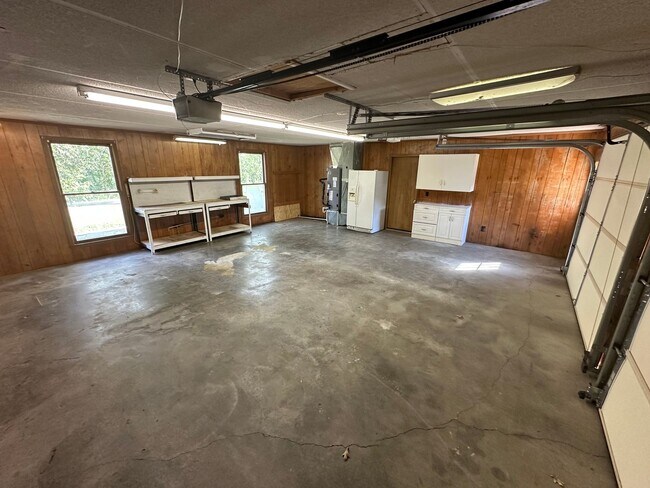 Building Photo - Single Family home in Greenhill Area!