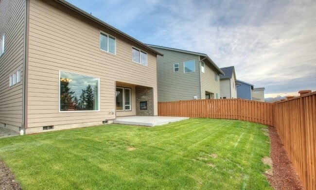 Building Photo - WELCOME HOME!!!! 5 Bedroom 2.5 Bath