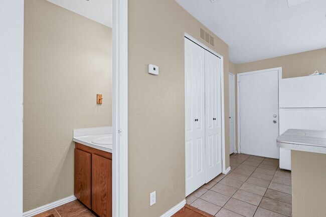 Building Photo - 2bed, 1.5 bath Duplex with Covered Carport & Fenced Yard!