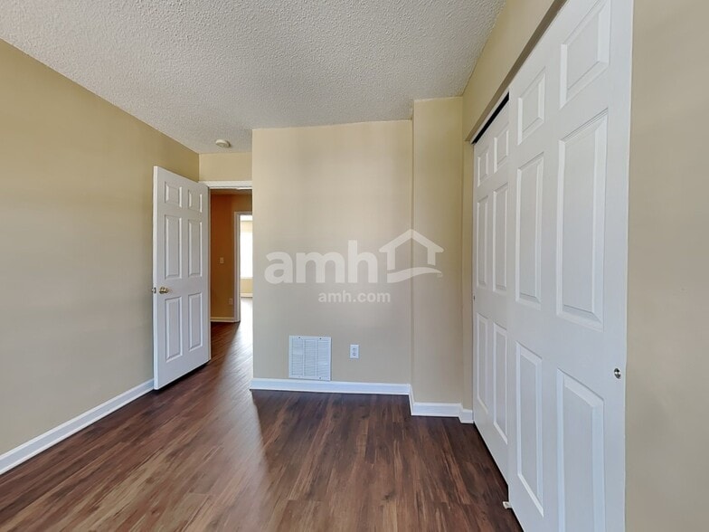 Building Photo - 430 Rockbridge Dr