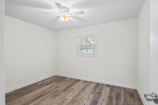 Building Photo - "Charming 2-Bedroom Townhouse Retreat with...