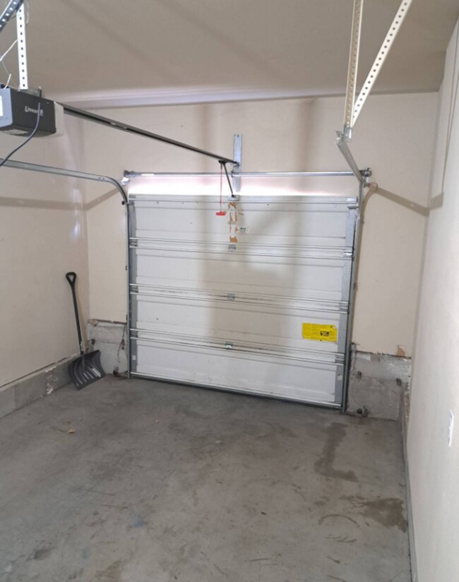 Building Photo - 3 Bed/2.5 Bath Townhome in NE Bend - Canoe Court