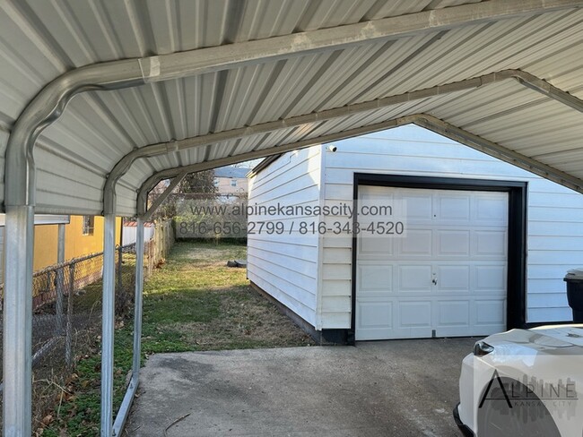 Building Photo - Midtown Home, Garage & Carport