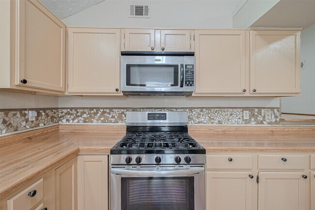 Building Photo - 6907 Yardley Dr