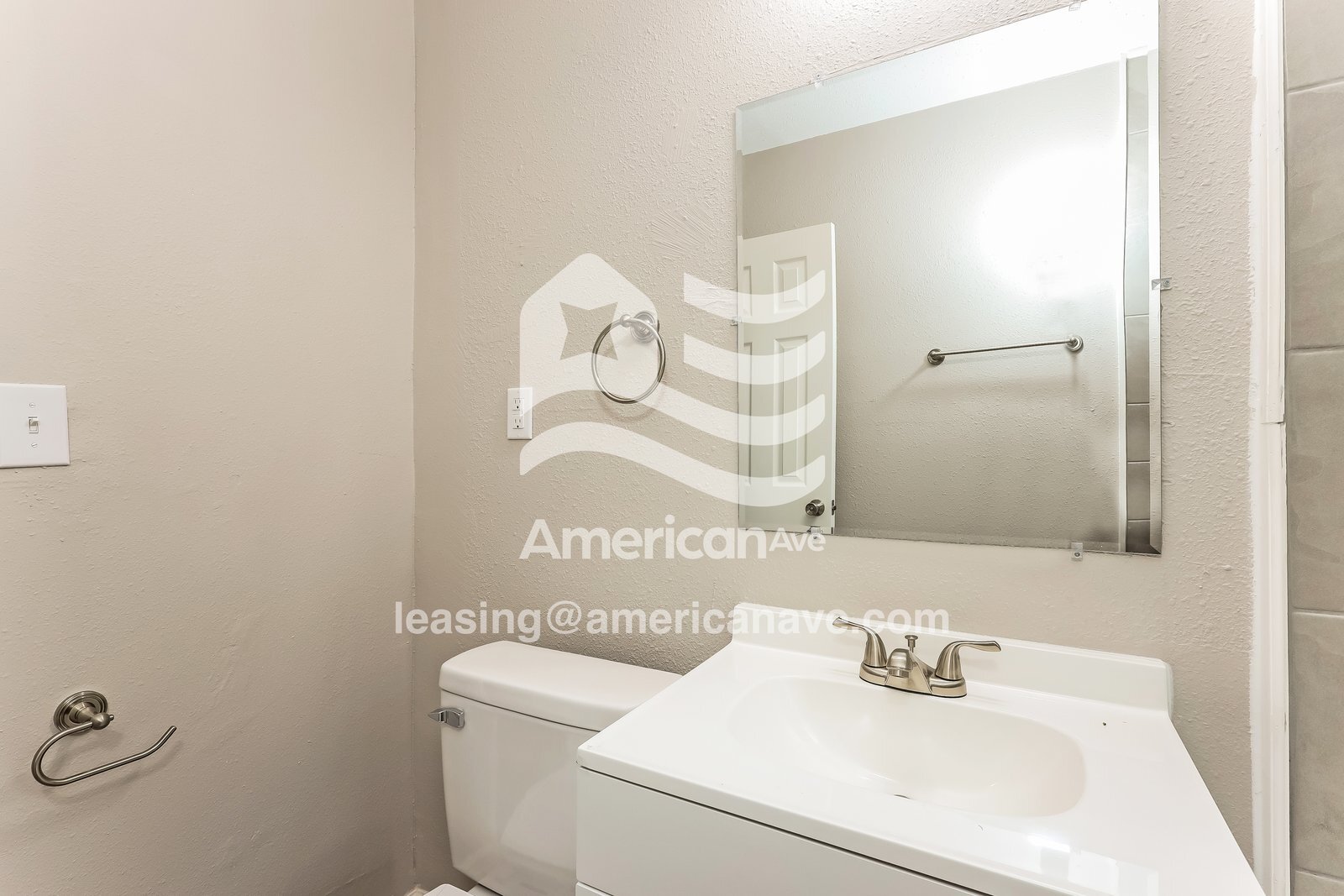 Building Photo - 536 E Ute St