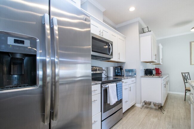 Building Photo - Fully Furnished - 2 bed 2 Bath villa - South Sarasota