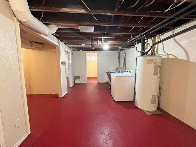 Building Photo - Spacious Multi-Level Living with Vaulted Ceilings and Backyard Access