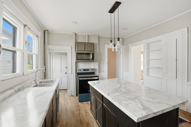 Building Photo - 1405 7th Ave