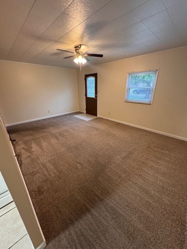 Building Photo - 3 Bedroom Home