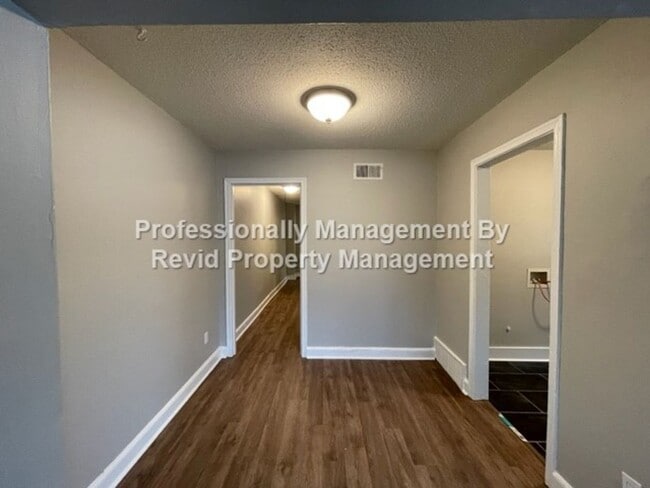 Building Photo - 170 Eastview Dr