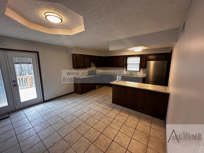 Building Photo - Spacious Parkville Ranch
