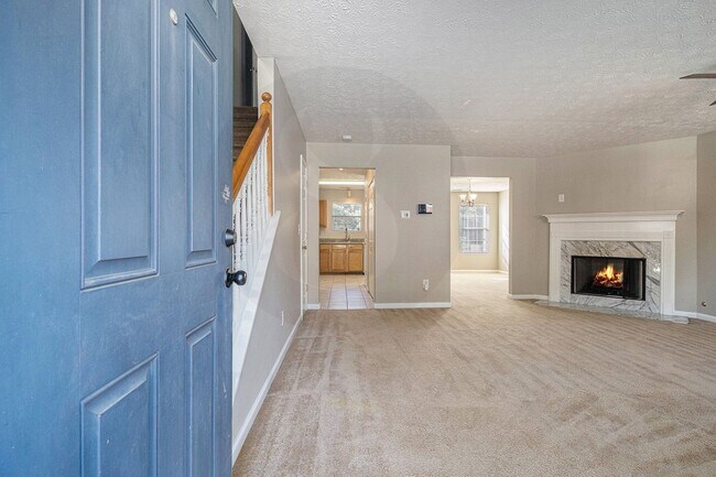 Building Photo - Spacious 3BR/2.5BA End-Unit Townhome!