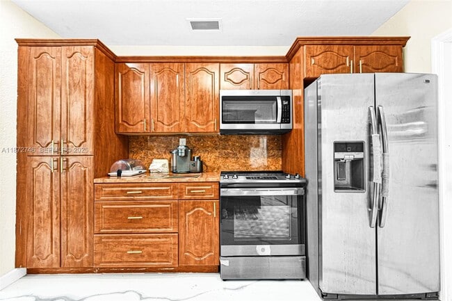 Building Photo - 6840 SW 26th Ct