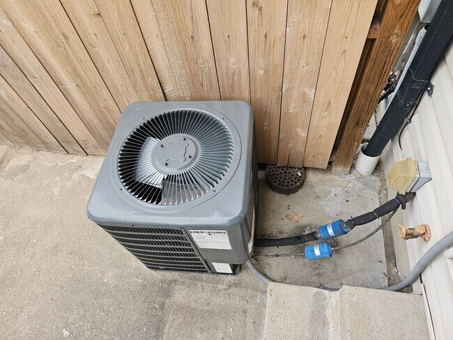 Building Photo - Wonderfully Remodeled Tri Level 3BR/2BTH Soulard Townhouse