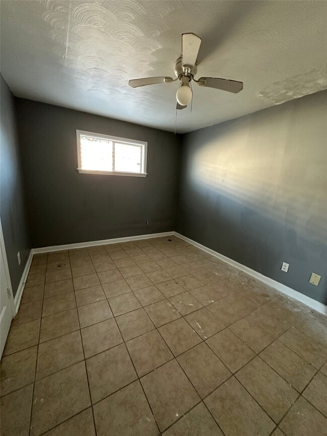 Building Photo - 516 Holiday Dr