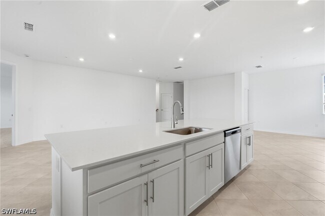 Building Photo - 15918 Grn Acrs Ave