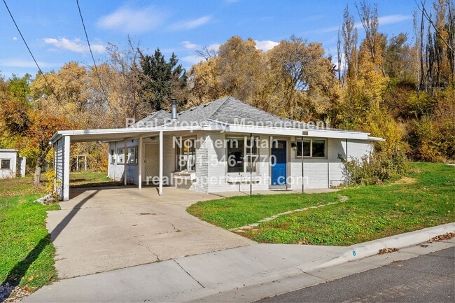 Building Photo - 662 4th St S