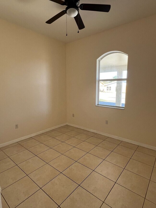 Building Photo - 2/2 in Warm Mineral Springs