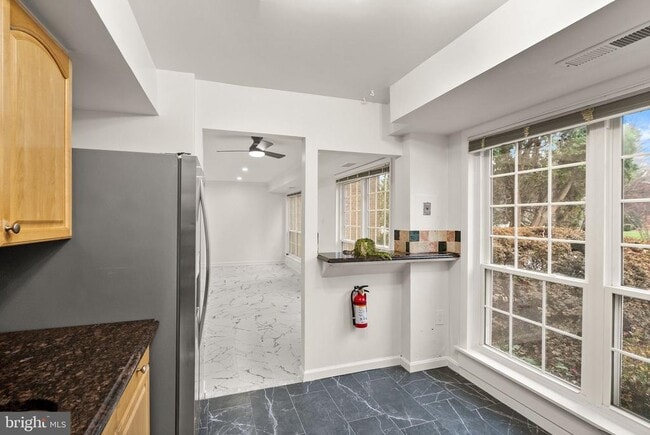 Building Photo - 1949 Kennedy Dr