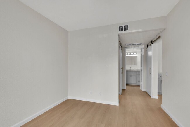 Building Photo - **Completely Remodeled ** 1BR/1BA w/ Private Patio + Garage in Sacramento **