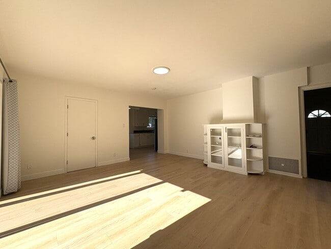 Building Photo - Charming 2 Bedroom, 2 Bathroom Home in Redwood City