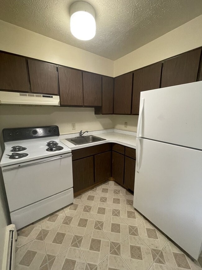Interior Photo - 526 Linden St