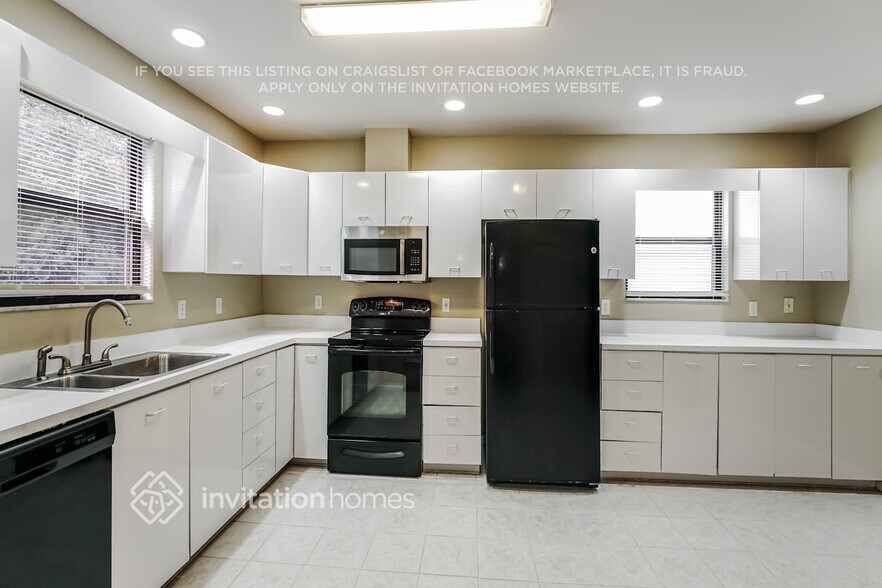 Building Photo - 653 Middlebury Loop