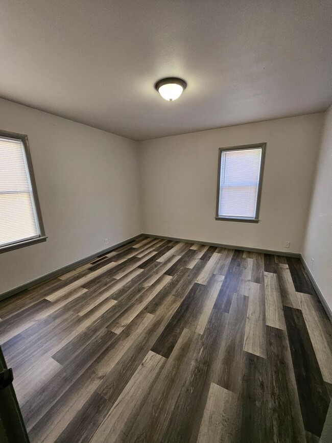 Building Photo - Carthage House!  2 Bedroom 1 Bath  with Ba...