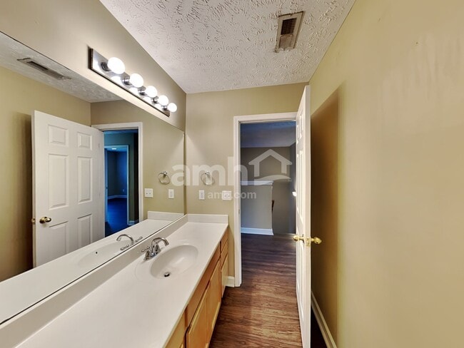 Building Photo - 3404 Bent Wood Cv