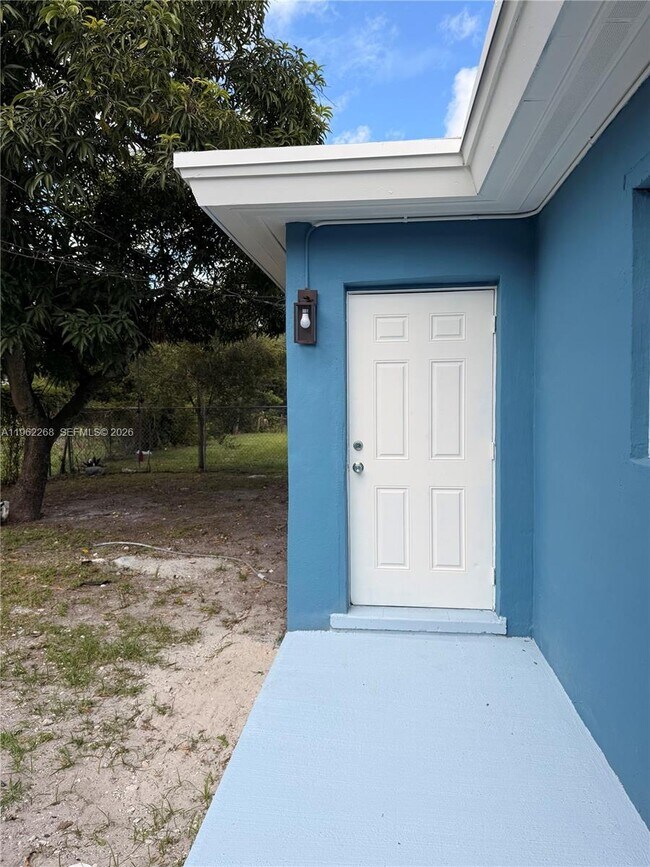 Building Photo - 809 NW 12th Ave