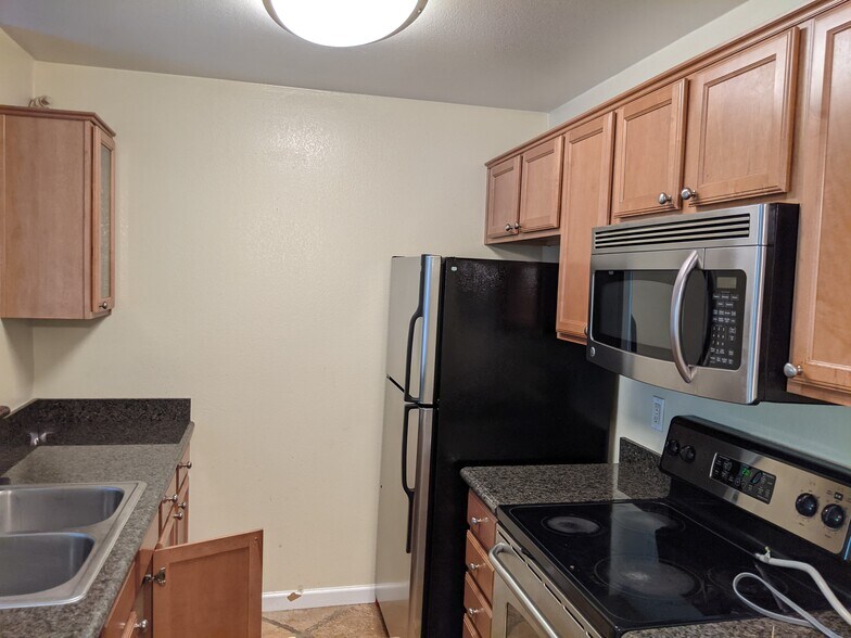 Kitchen - 3242 Red Cedar Ter