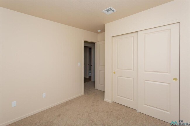 Building Photo - 8 Twin Berry Ct