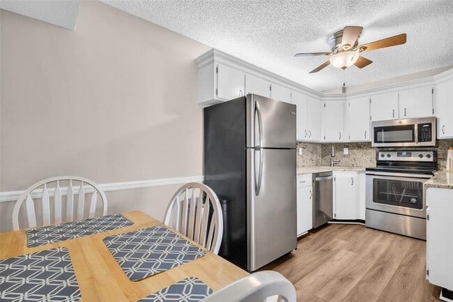 Building Photo - 2523 Pine Ridge Way S