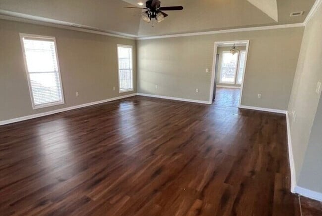 Building Photo - "Charming 3-Bedroom Home with 2 Baths and 1600 Sq Ft of Comfort in Jonesboro!"