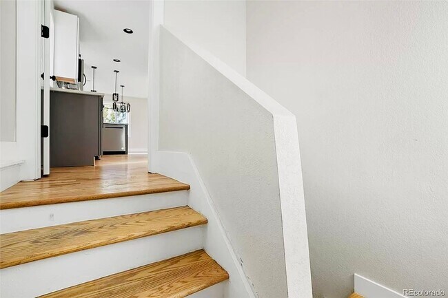 Building Photo - Beautiful 2 Bed 2 Bath With Bonus Living Space in Denver's Clayton Neighborhood
