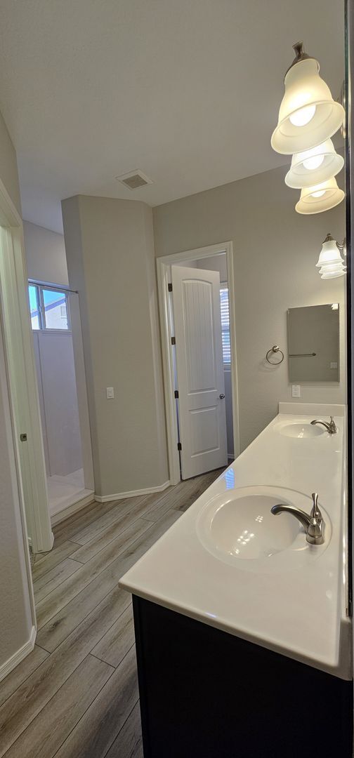 Building Photo - Beautiful Home in Granville!