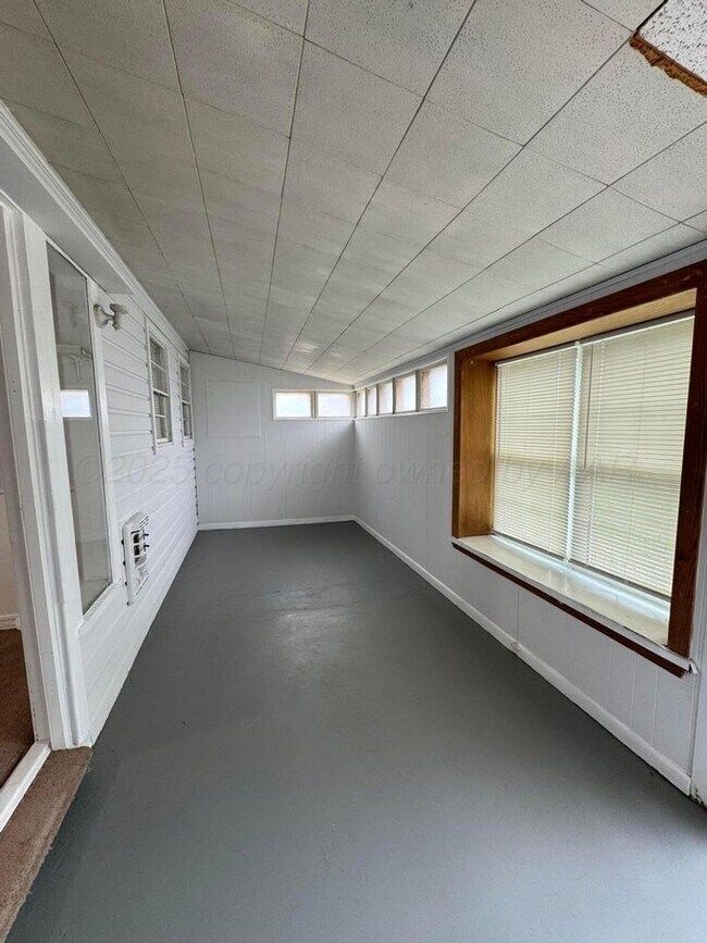 Building Photo - LARGE 2bedroom 1bathroom with 1 car garage...