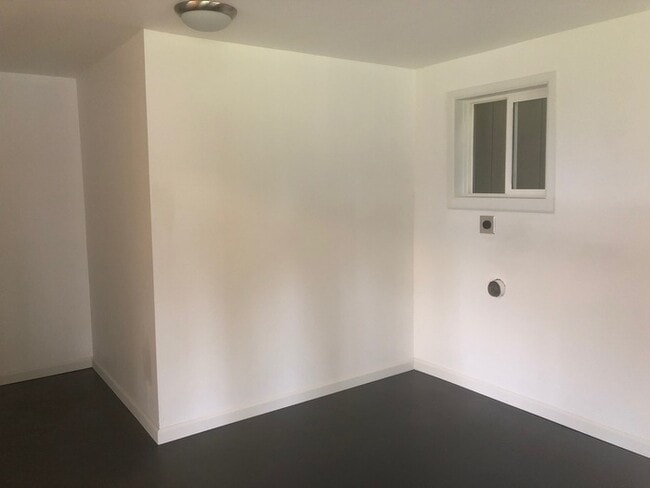 Building Photo - BEAUTIFUL TWO BEDROOM CHARMER LOCATED IN LONGVIEW