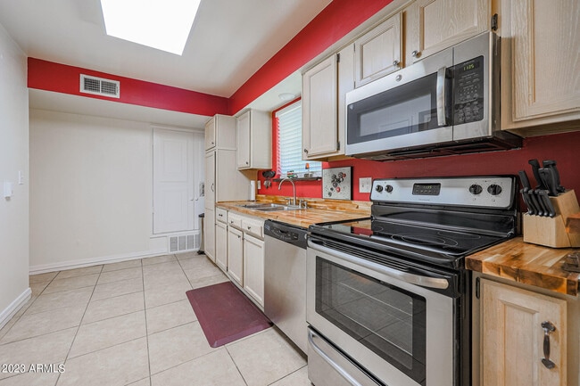 Building Photo - 5550 N 12th St