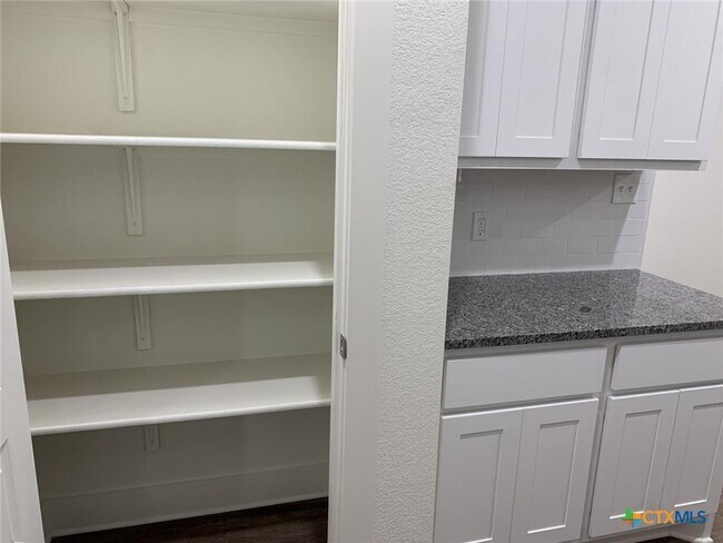 Building Photo - 1862 Royal Loop