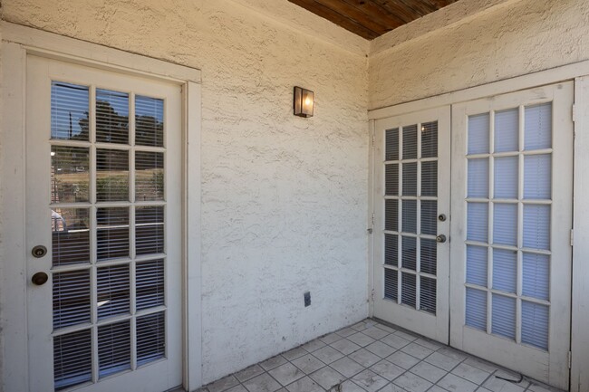 Building Photo - PRE-LEASE 2025/2026: Gated, Adorable Condo...