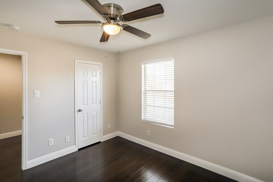 Building Photo - 1428 Waterford Dr