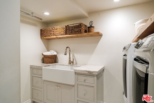 Building Photo - 18875 Pasadero Dr