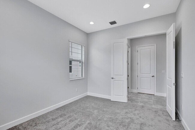 Building Photo - 5134 Liberty Ln