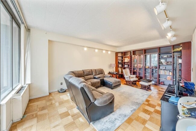 Building Photo - 9060 Palisade Ave