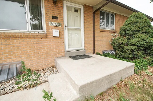 Building Photo - 3025 W Saratoga Ave