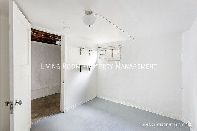 Building Photo - 1927 SE Spokane St