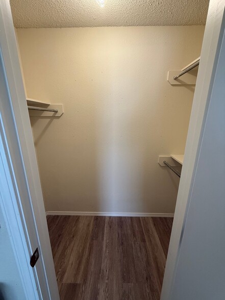 Building Photo - 1305 N Willow Dr