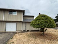 Building Photo - 3 Bedroom Duplex off Gilham Rd.