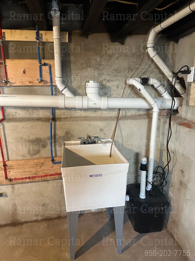 Building Photo - 451 Line St